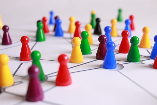 Wooden people on a network of radiating lines